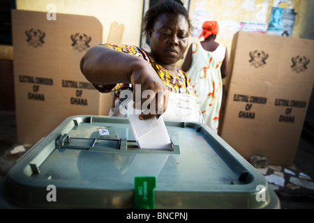 Une femme jette son bulletin de vote dans la capitale du Ghana Accra lors des élections présidentielles et parlementaires Banque D'Images