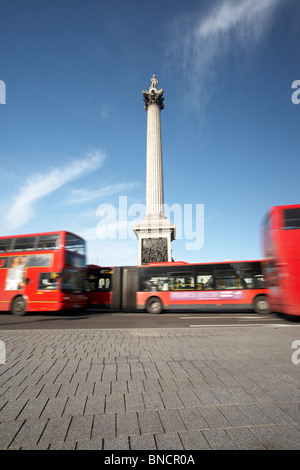 La colonne Nelson et de fontaines à Trafalgar Square, London, England, UK Banque D'Images