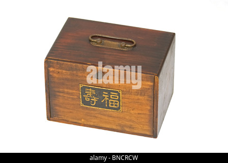 Antique de Mahjong jeu dans caisse en bois avec de vieux metal sign avec les caractères chinois pour une longue durée de vie et de bonheur. Banque D'Images