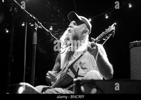 Bluesman Seasick Steve sur scène avec sa guitare boîte à cigares Banque D'Images