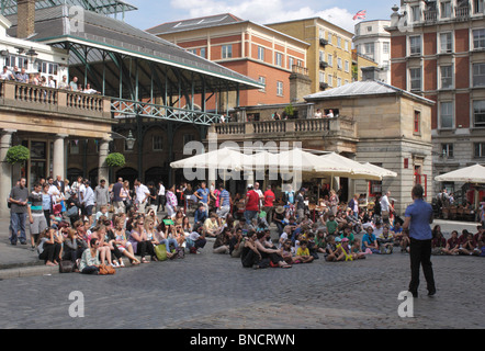 Artiste de rue face à foule de spectateurs à Covent Garden Londres l'été 2010 Banque D'Images