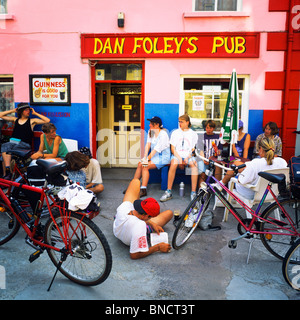 Randonnée VTT À DAN FOLEY'S PUB ANASCAUL Péninsule de Dingle, comté de Kerry Irlande EUROPE Banque D'Images