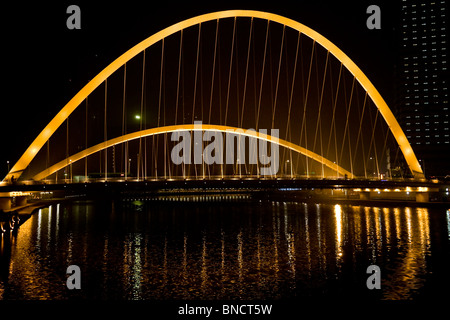 Pont suspendu moderne nuit à Tianjing Chine Banque D'Images