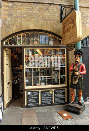 Mullins et Westley Ltd boutique de tabac à l'intérieur de marché couvert de Covent Garden London Banque D'Images