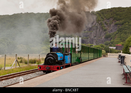 Royaume-uni, Pays de Galles, Snowdonia, Llanberis, Lake Railway Station, Thomas Bach qui arrivent en train à vapeur Banque D'Images