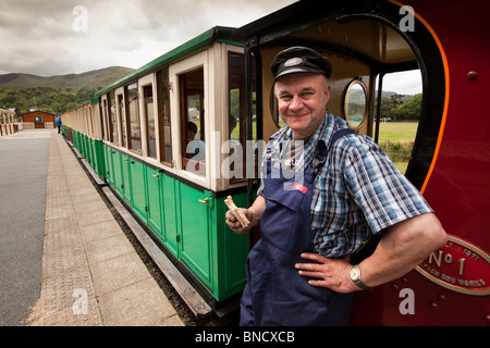 Royaume-uni, Pays de Galles, Snowdonia, Llanberis, Lake Railway Station, conducteur de train à vapeur eating sandwich avec mains tachées de charbon Banque D'Images