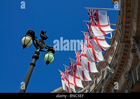 L'Admiralty Arch avec drapeaux Pavillon blanc de la Marine royale. Banque D'Images