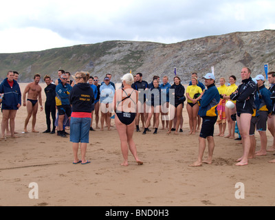 Recevoir un enseignement, Surfboat rowing - Royaume-Uni Surfez rameurs championnats de ligue à Watergate Bay, Cornwall, le 10 juillet 2010. Banque D'Images