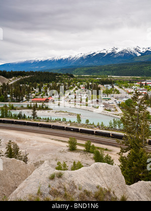 Donnant sur la ville de Golden avec les montagnes Purcell dans l'arrière-plan BC Canada Banque D'Images