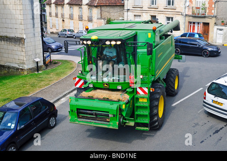 W540 John Deere moissonneuse-batteuse, la négociation de la circulation sur voie publique - France. Banque D'Images
