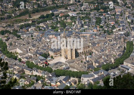 Une vue aérienne de Mende et sa basilique - cathédrale (Lozère - France). Vue aérienne de Mende et de sa basilique - cathédrale. Banque D'Images