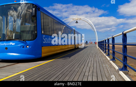 Tramway sur la jetée de Southport Merseyside England la deuxième plus longue jetée au Royaume-Uni a ouvert en 1860 et prorogé en 1868 Banque D'Images