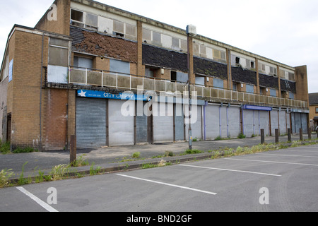 Boutiques et maisons aux volets fermés, l'exclusion urbaine en Miles Platting, Manchester, UK Banque D'Images