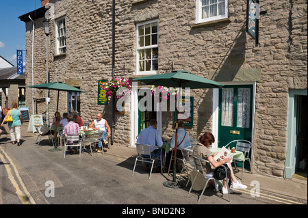 Les gens de manger et de boire un café à l'extérieur à Hay-on-Wye Powys Pays de Galles UK Banque D'Images