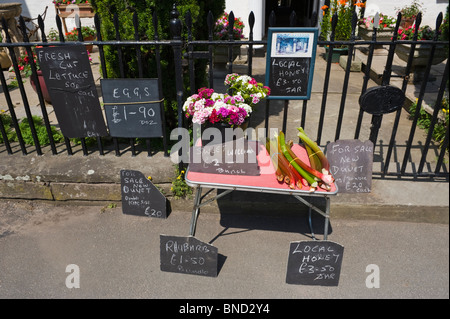 Vente d'étal de produits frais sur la table à l'extérieur de maison à Hay-on-Wye Powys Pays de Galles UK Banque D'Images