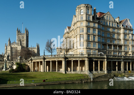 Vue sur l'abbaye de Bath, 'Parade gardens' et ce qu'on 'l'hôtel Empire', le long de la rivière Avon sur une journée d'hiver ensoleillée. Banque D'Images