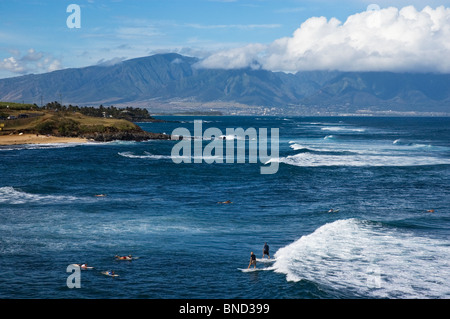 Elk284-4359, Maui, Hawaii, des surfeurs de Hookipa Bay Banque D'Images