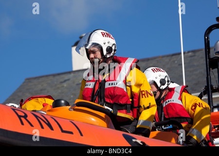 Lancement du canot de sauvetage côtiers de Criccieth du Royal National Lifeboat Institute (RNLI) sur un exercice d'entraînement. Banque D'Images