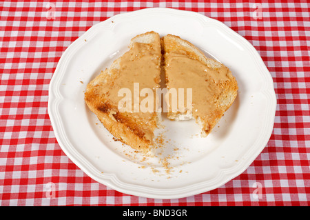 Le beurre d'arachide sur du pain grillé Banque D'Images