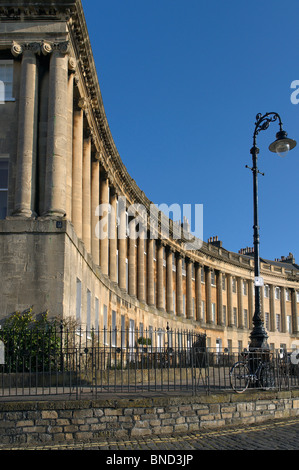 Royal Crescent à Bath avec un ciel bleu, lampadaire et vélo appuyé contre les garde-corps Banque D'Images