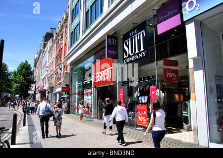 Shoppers dans Oxford Street, City of Westminster, London, England, United Kingdom Banque D'Images