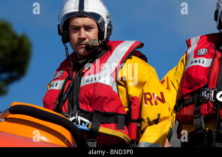 Sauveteur de la Royal National Lifeboat Institute (RNLI) sur un exercice d'entraînement. Banque D'Images