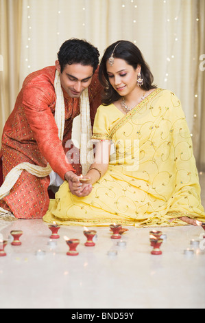 Couple decorating lampes à huile au festival du Diwali Banque D'Images