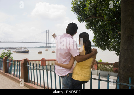 Couple un pont, Vidyasagar Setu, fleuve Hooghly, Kolkata, West Bengal, India Banque D'Images