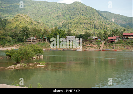 Le village de Muang Ngoi du nord du Laos depuis l'autre rive du fleuve Banque D'Images