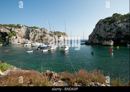 La voile des bateaux amarrés dans les criques de l'ACSAL Sleepy Cove sur l'île espagnole de Minorque Banque D'Images