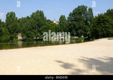 Stock photo de la plage artificielle à Aubeterre-sur-Dronne en Charente région de France. Banque D'Images