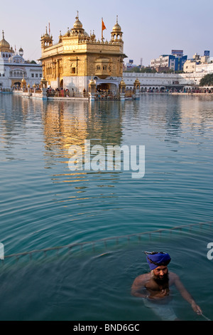 Homme Sikh se baigner dans le bassin sacré. Le Temple d'or. Amritsar. Punjab. L'Inde Banque D'Images