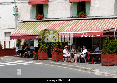 Stock photo de personnes de prendre un verre dans un café de la ville de Brantôme en Dordogne, en France. Banque D'Images