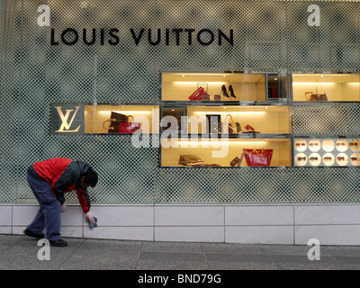 Louis Vuitton store, magasin de vente au détail à Vancouver, avec polissage nettoyage extérieur Banque D'Images