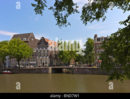 Amsterdam, maisons à pignons et canal Banque D'Images