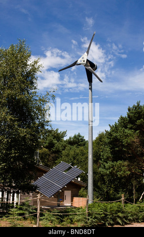 Éoliennes et panneaux solaires sur le Centre de découverte, Studland, Dorset, UK Banque D'Images