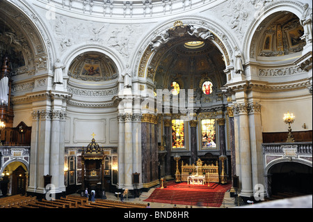 Berliner Dom. Cathédrale de Berlin. Vue de l'intérieur, sur l'autel et l'orgue, vue depuis la galerie, Banque D'Images