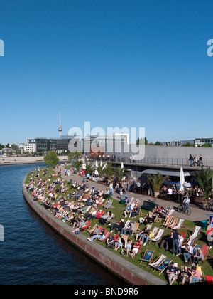 Café au bord de l'occupation en été à côté de la rivière Spree, dans le centre de Mitte Berlin Allemagne Banque D'Images