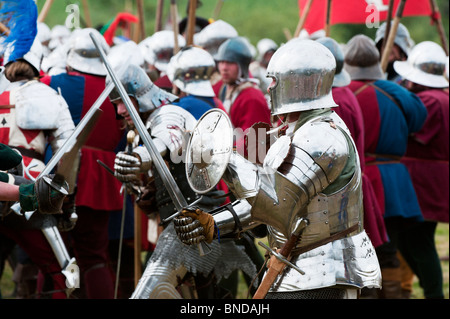 Chevaliers en armures se battre sur le champ de bataille à la reconstitution de la bataille de Tewkesbury. Fête médiévale 2010. Le Gloucestershire, Angleterre Banque D'Images