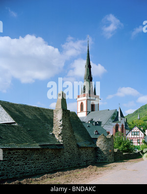 L'église paroissiale de St Martin ville médiévale wall Ediger Mosel Allemagne Banque D'Images