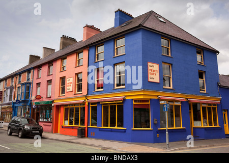 Royaume-uni, Pays de Galles, Snowdonia, Llanberis, Stryd Fawr, High Street, Pete's Mange bien connu café peintes de couleurs vives Banque D'Images