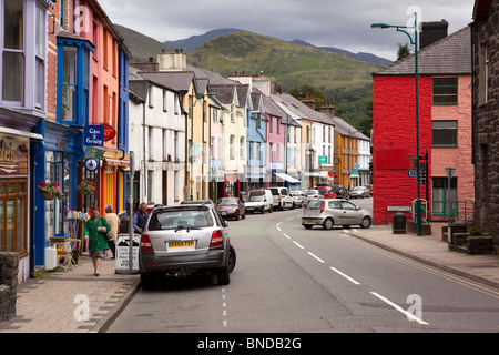 Royaume-uni, Pays de Galles, Gwynnedd, Snowdonia, Llanberis, Stryd Fawr, High Street, entreprises peintes de couleurs vives Banque D'Images