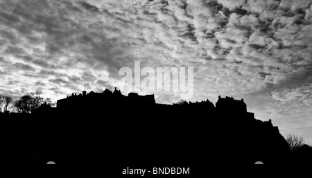 Vue sur le château d'Édimbourg se découpant sur l'horizon Banque D'Images