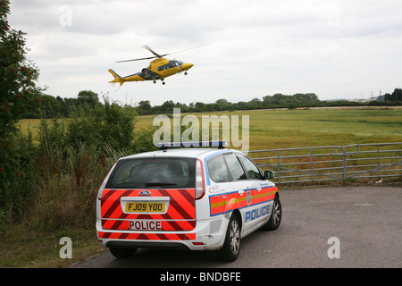 La police garde leicestershire un air ambulance landing site Banque D'Images