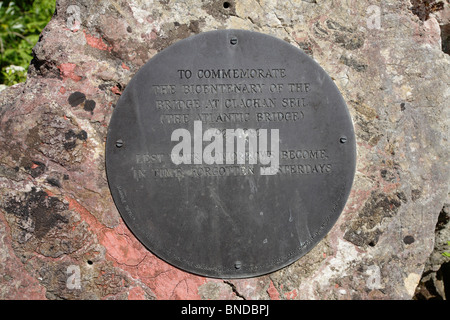 Une plaque commémorant le bicentenaire de la construction du pont en 1792 depuis le continent à l'Île Seil, Ecosse Banque D'Images