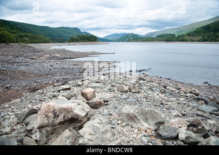 Faible niveau d'eau à réservoir Thirlmere - début juillet 2010 - Le Lake District UK. Banque D'Images