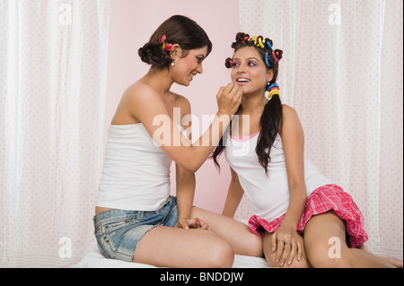 Deux femmes en appliquant le maquillage Banque D'Images