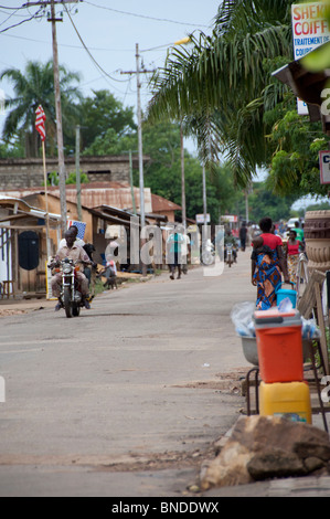 L'Afrique, Togo, Kpalime Valley. Le réseau est un village rural. Scène de rue typique. Banque D'Images