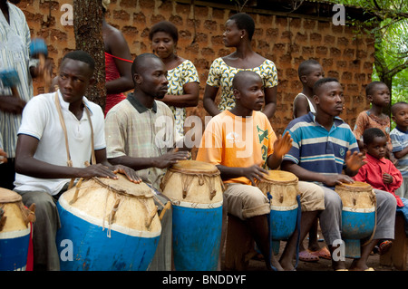 L'Afrique, Togo, Kpalime Valley. Le réseau est un village rural. Groupe batteur bienvenue local. Banque D'Images