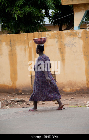 L'Afrique, Togo, Kpalime Valley. Le réseau est un village rural. Scène de rue typique. Banque D'Images